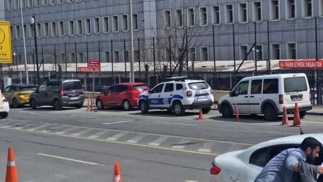 Diyarbakır Adliyesi'nde Boşanma Davası Nedeniyle Bıçaklı Kavga: 1 Kişi Ağır Yaralandı