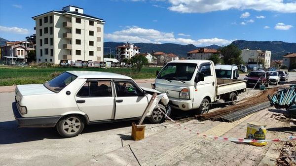 Bucak'ta Park Halindeki Kamyonete Çarpan Otomobilin Sürücüsü Yaralandı