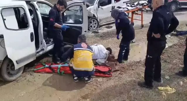 Darende'de İki Hafif Ticari Araç Çarpıştı: 4 Kişi Yaralandı