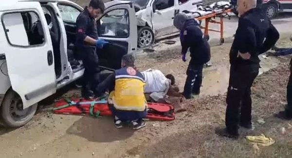 Darende'de İki Hafif Ticari Araç Çarpıştı: 4 Kişi Yaralandı