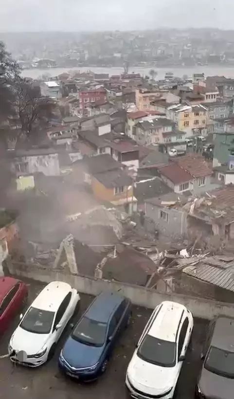 Fatih'te Bina Çökmesi: Vatandaşlar Enkaz Altındakileri Kurtarmak İçin Harekete Geçti