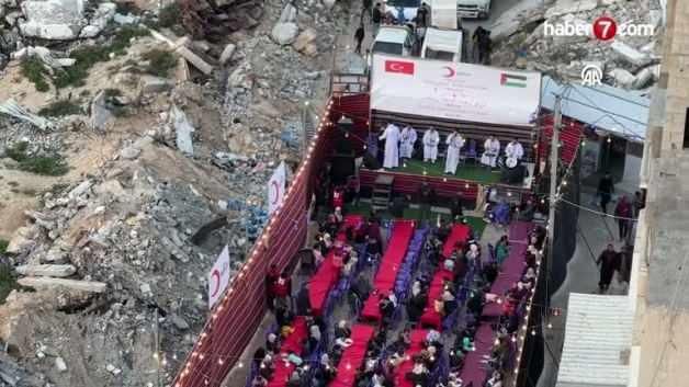 Türk Kızılay, Gazze'deki Yerinden Edilen Filistinlilere İftar Düzenledi