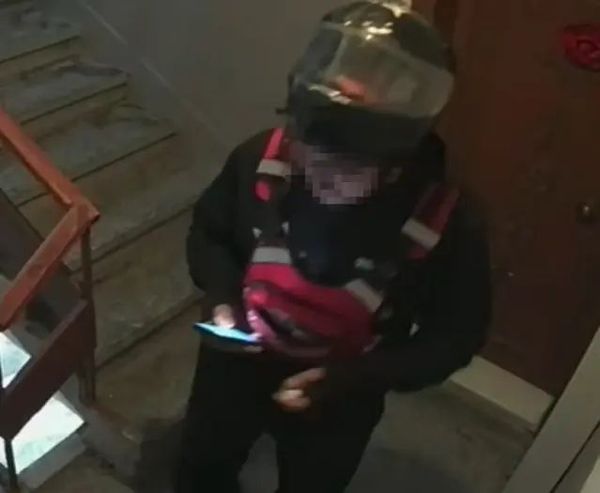 Kayseri'de Kurye, Merdiven Dairesinde İdrar İle Skandala İmza Attı