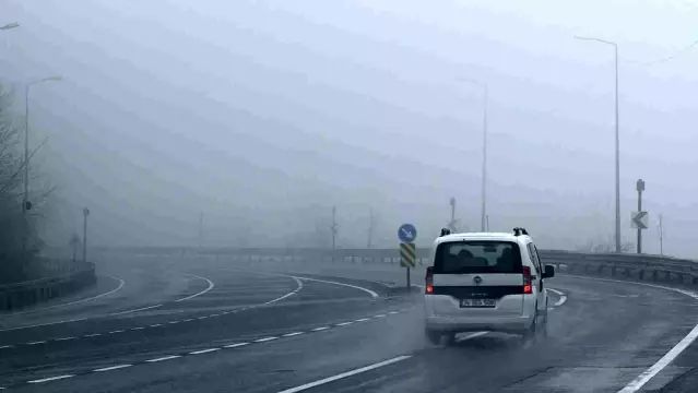 Bolu Dağı Geçişinde Yoğun Sis ve Sağanak Sürücüleri Zorluyor