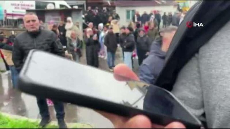 Fatih'te Enkaz Altındaki Gence Telefonla Ulaşıldı