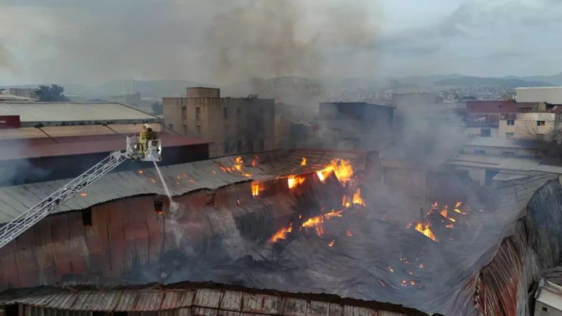 İzmir Buca'daki Sanayi Yangını 6 Saatte Kontrol Altına Alındı