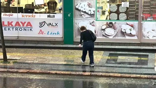 Düzce'de Ani Sağanak Yağış Günlük Hayatı Olumsuz Etkiledi