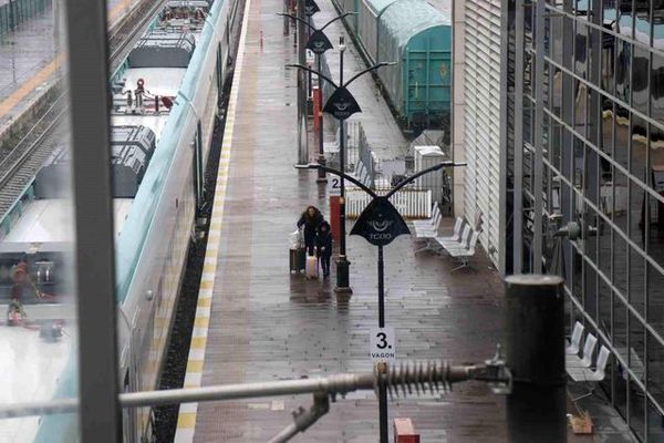 Sakarya'da Ramazan Bayramı Arifesinde Otogar ve YHT İstasyonunda Sakinlik