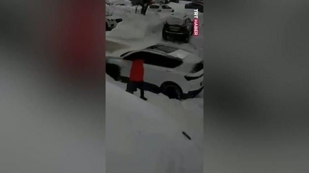 Rusya'da Sokakta Yürüyen Kadının Üzerine Büyük Kar Kütlesi Düştü