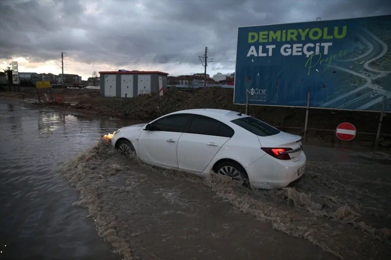 Niğde'de Kuvvetli Sağanak Yağış ve Rüzgar Hayatı Olumsuz Etkiledi