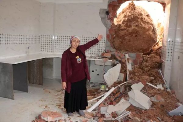 Cizre’de Heyelan Sonrası Bir Evde Hasar Oluştu