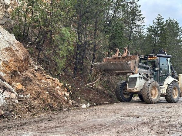 Mengen'de Yaşanan Heyelan Sonrası Karayolu Ulaşıma Kapatıldı