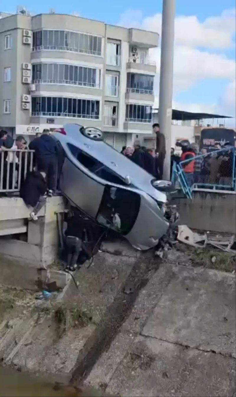 Tarsus'ta Kaza Yapan Otomobil Köprüde Asılı Kaldı, 6 Kişi Yaralandı