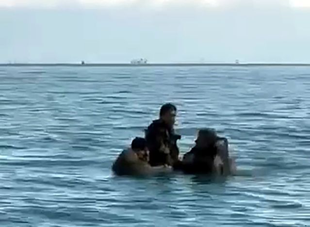 Yumurtalık'ta Su Alan Teknedeki 3 Kişi Balıkçılar Tarafından Kurtarıldı