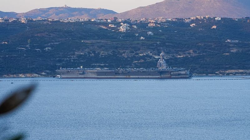 Dünyanın En Büyük Uçak Gemisi USS Gerald R. Ford Girit’te Yakıt İkmalinde