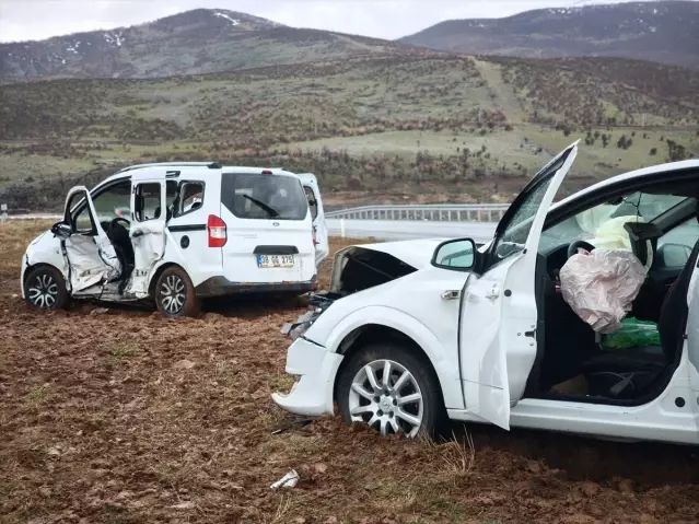 Bingöl'de İki Araç Çarpıştı: 13 Kişi Yaralandı