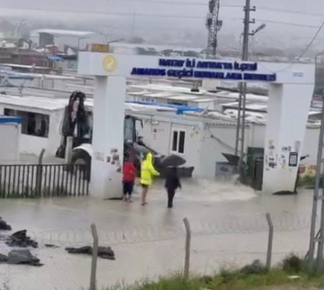 Hatay'da Şiddetli Yağış Sele Neden Oldu, Yollar Göle Döndü