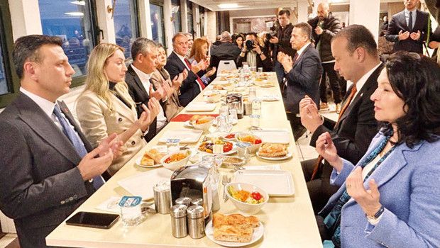 CHP Lideri Özel, İmamoğlu’nu Ziyaret Edip Son İftarını Sarachane’de Yaptı