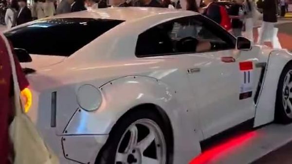 Tokyo Sokaklarında "Kabe’de Hacılar" İlahi Coşkusu