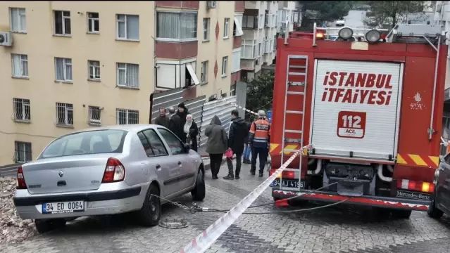 Üsküdar'da Yağış Sonrası Yol Çöktü, Park Halindeki Araç Çukura Düştü