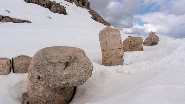 Nemrut Dağı Ören Yeri Sezonun İlk Ziyaretçilerini Kar Altında Ağırladı