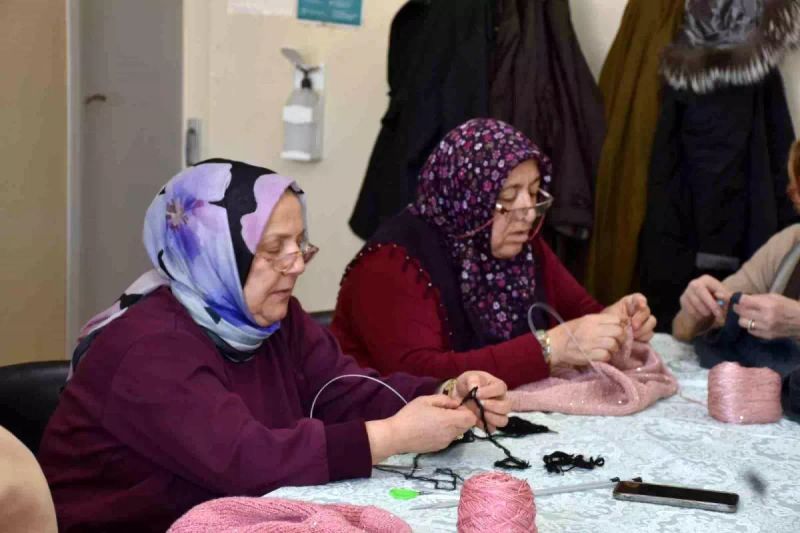 Hendek'te Kadınlar Halk Eğitim Merkezi El Sanatları Kurslarında Buluşuyor