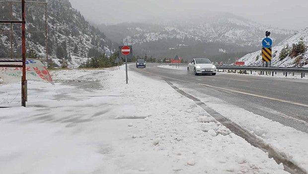 Konya-Antalya Yolunda Kar Sürprizi Sürücülere Zor Anlar Yaşattı