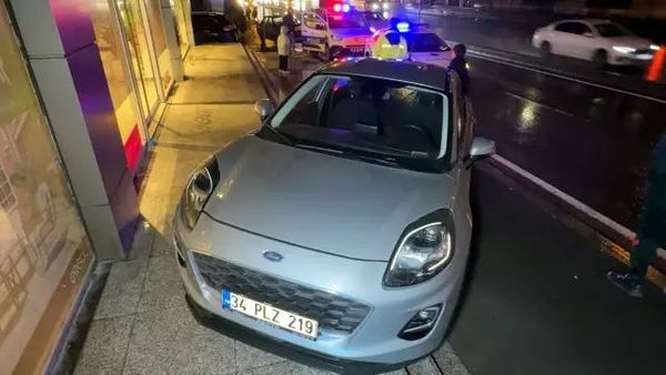 Avcılar’da Otomobil, Kaldırımdaki 14 Yaşındaki Kıza Çarptı