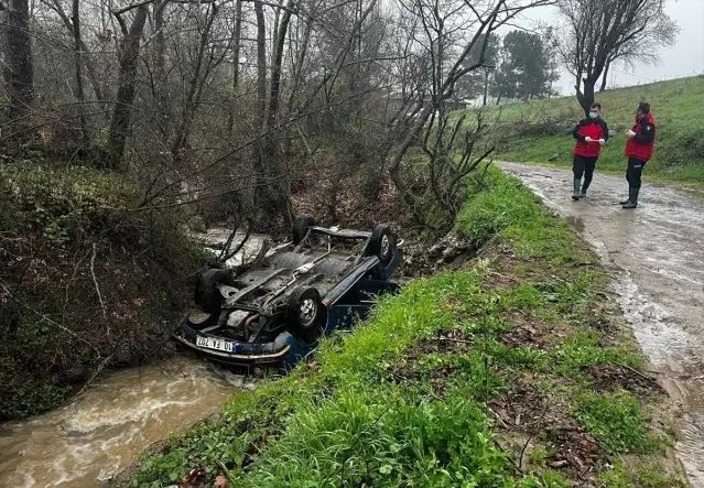 Sındırgı’da Dereye Devrilen Araç Yanında Erkek Cesedi Bulundu