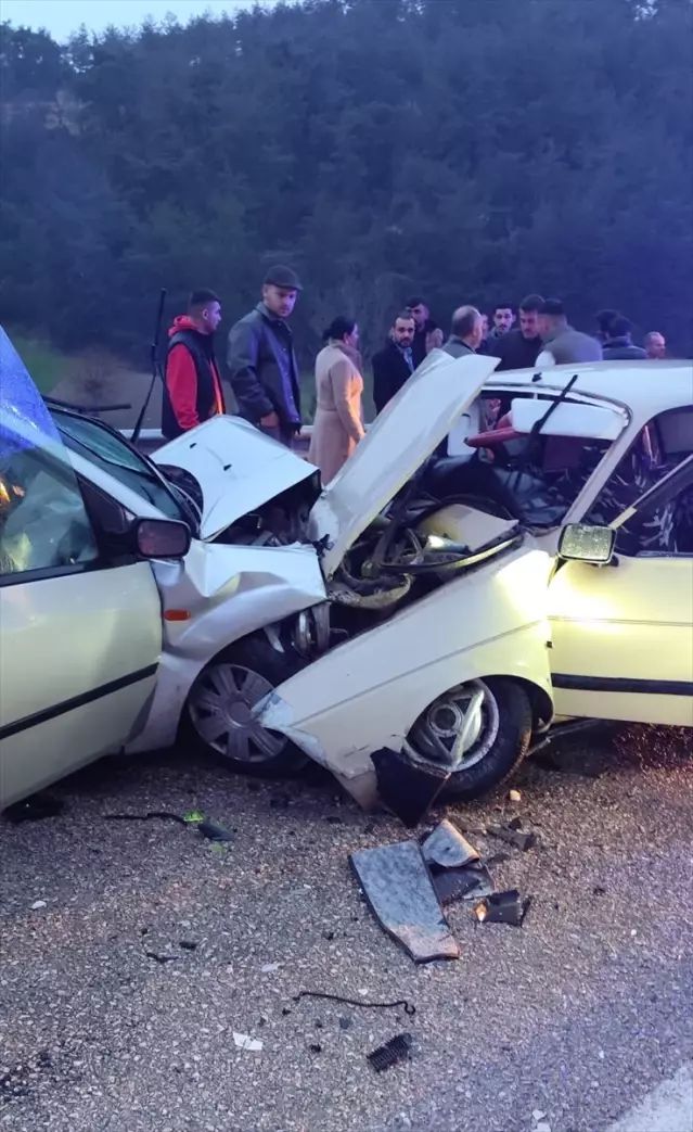 Kadirli'de İki Otomobil Çarpıştı: 1 Ölü, 6 Yaralı