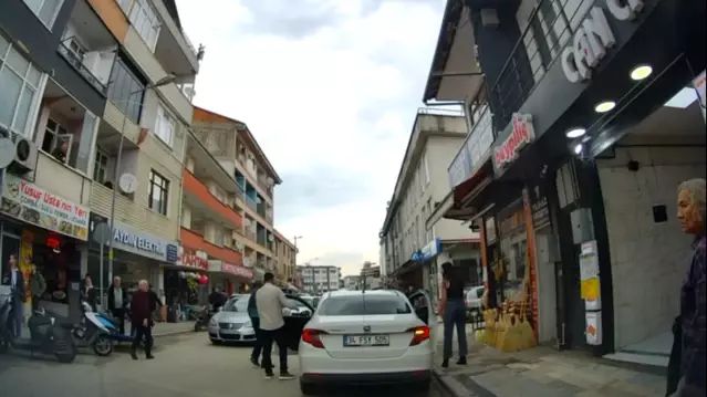 Düzce'de Kaza: Sürücü Yer Değiştirip Kaçtı, O Anlar Kamerada