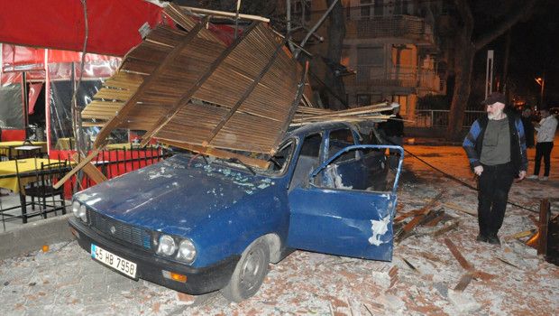 İstanbul'da Şiddetli Fırtına Etkili Oldu: Çatılar Uçtu, Deniz Dalgalandı