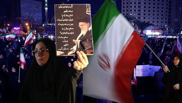 İran'da Hamaney'in Ölümü Sonrası Halk Sokaklarda Büyük Protestoya İmza Attı