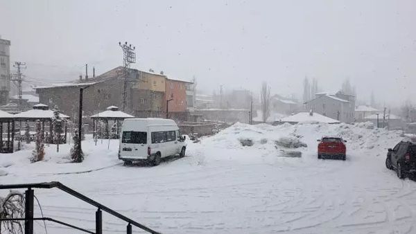 Van'da Yoğun Kar Yağışı 34 Yolu Ulaşıma Kapattı