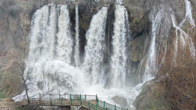 Sivas'ta Obruk Kaynaklı Sızır Şelalesi Son 20 Yılın En Coşkun Dönemini Yaşıyor