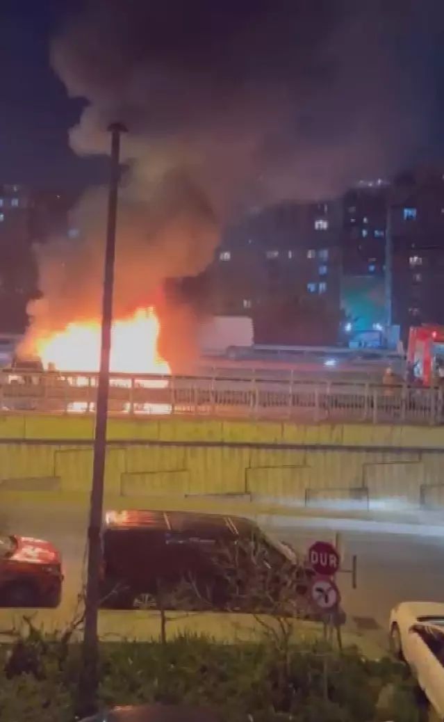 Kağıthane’de Seyir Halindeki Takside Yangın Çıktı