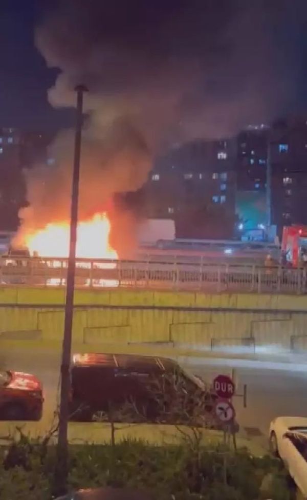 Kağıthane’de Seyir Halindeki Takside Yangın Çıktı