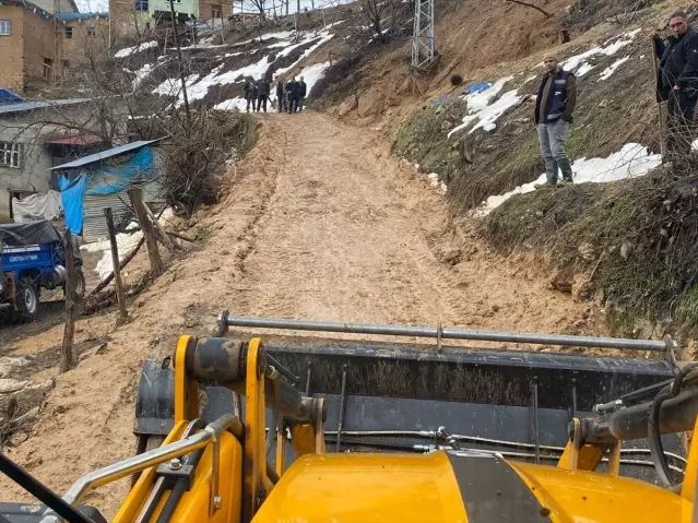 Pervari'de Kar Engeline Takılan 15 Araç Kurtarıldı