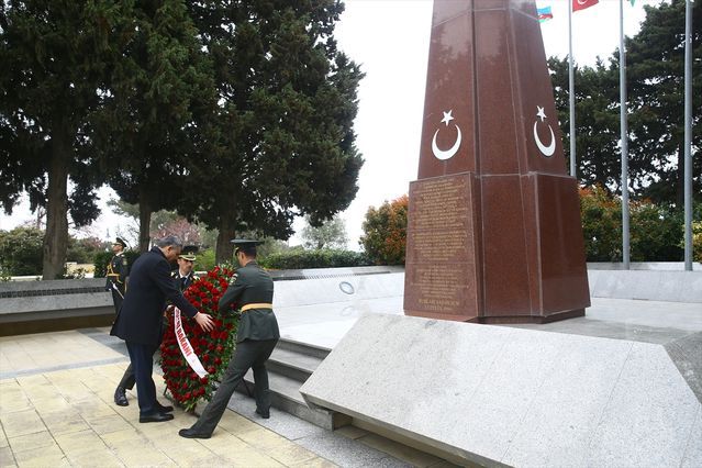 İçişleri Bakanı Mustafa Çiftçi, Bakü'deki Şehitlikleri Ziyaret Etti