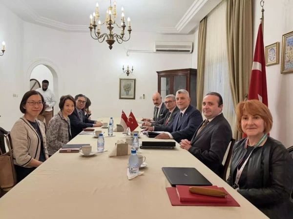 Ticaret Bakanı Ömer Bolat, Singapur Bakanı Grace Fu ile Kamerun'da Görüştü