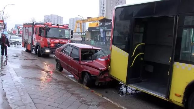 Ümraniye'de Yağışlı Hava Trafik Kazasına Neden Oldu: Sürücü Yaralandı