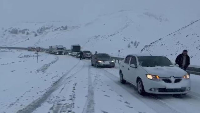Sakaltutan Geçidi'nde Kar Nedeniyle Ulaşımda Aksamalar Yaşandı