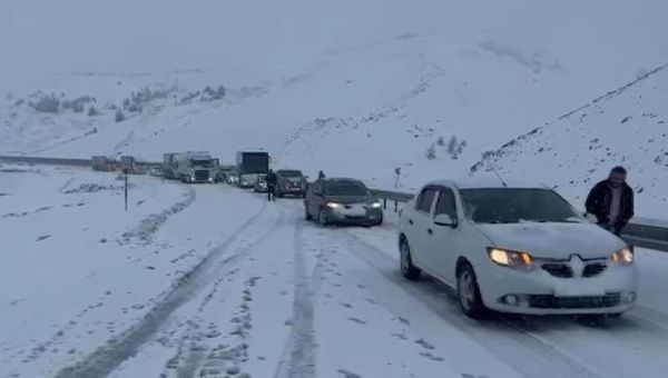 Sakaltutan Geçidi'nde Kar Nedeniyle Ulaşımda Aksamalar Yaşandı