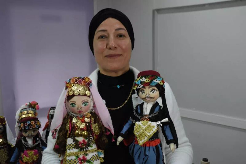 Songül Kıran, Yöresel Kıyafetleri Bez Bebeklerle Yaşatıyor