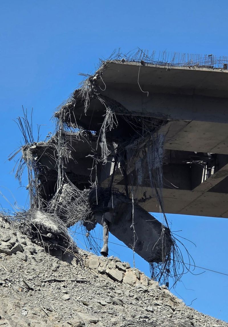 ABD-İsrail'in Kerec'teki B1 Köprüsü saldırısında ölü sayısı 13'e çıktı