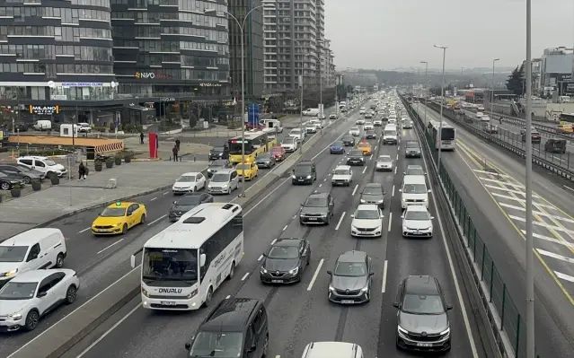 İstanbul'da Bayram Sonrası İlk İş Gününde Yoğun Trafik ve Sis Etkisi