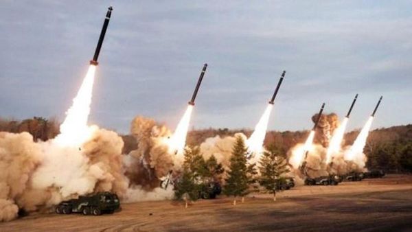 Kuzey Kore Doğu Denizi'ne Yaklaşık 10 Balistik Füze Fırlattı