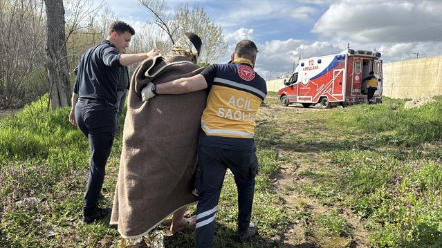 Edirne'de Tunca Nehri'ne Düşen Kişi İtfaiye Ekipleri Tarafından Kurtarıldı