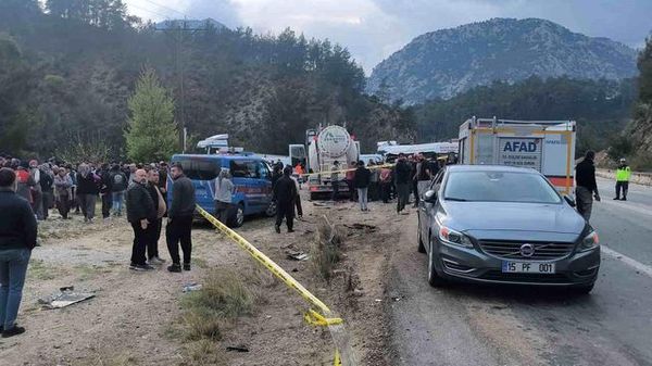 Antalya-Isparta Yolunda Minibüs ile Beton Mikseri Çarpıştı: 7 İşçi Hayatını Kaybetti