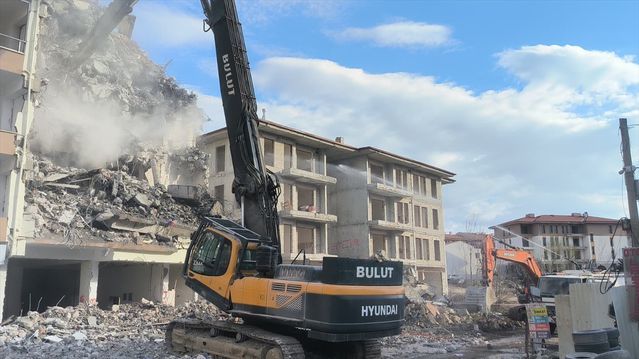 Doğançehir'de Depremde Hasar Gören Binaların Yıkım Çalışmaları Sürüyor